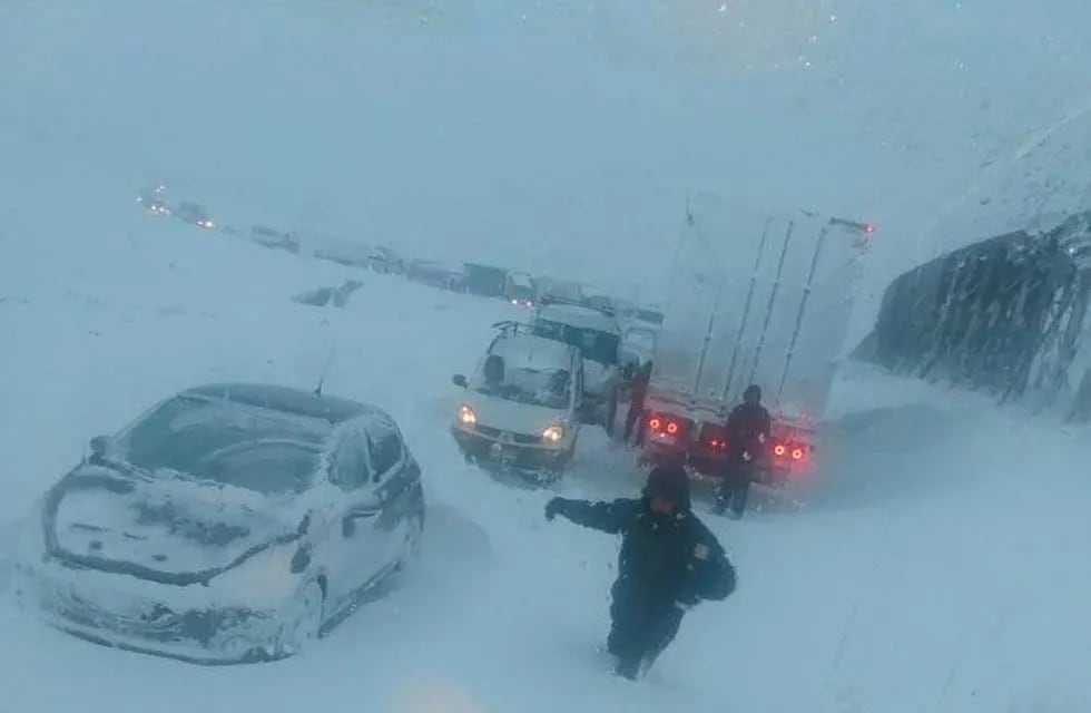 Cientos de personas quedaron varadas en la ruta internacional por un fuerte temporal de nieve y viento blanco. Gentileza