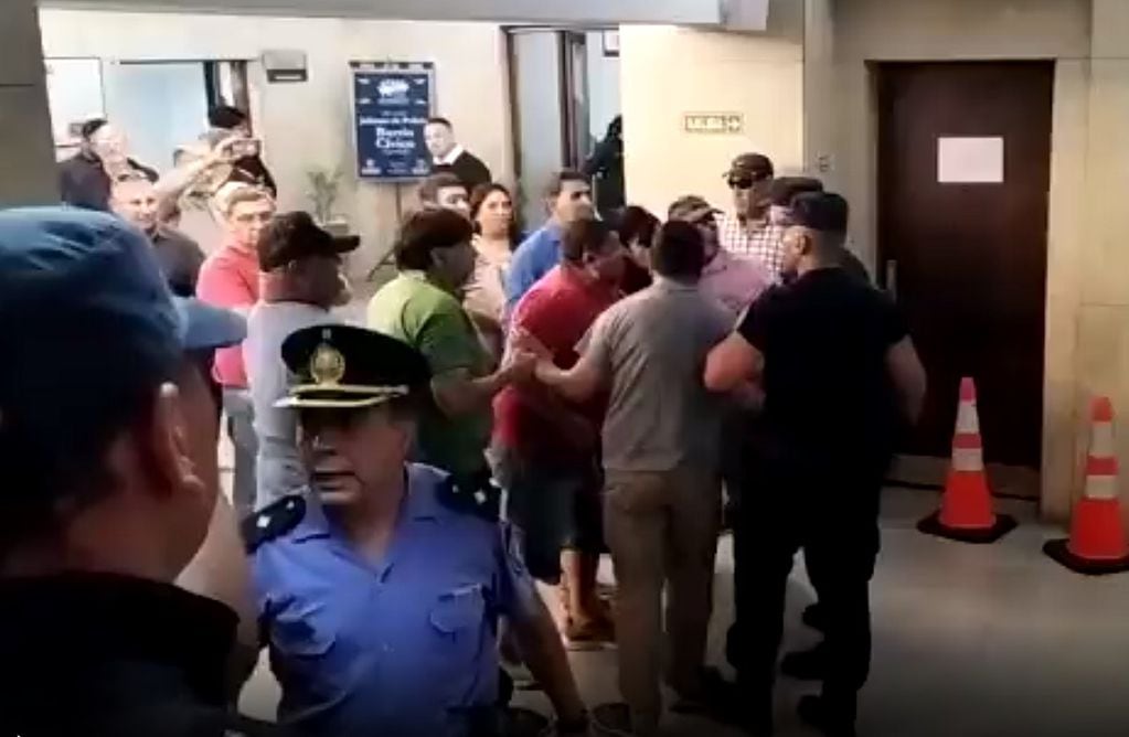 Incidentes en Casa de Gobierno en protesta de policías retirados (Captura de video)
