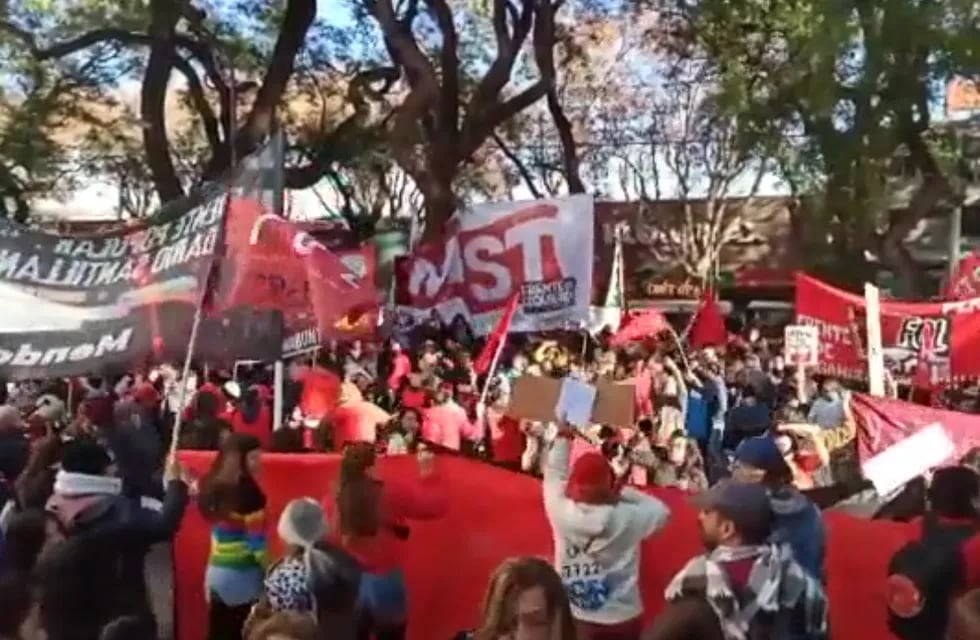 Protesta de agrupaciones políticas en la Biblioteca San Martín