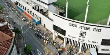 Cientos de fans despiden a Pelé, leyenda brasileña en el estadio de Santos.