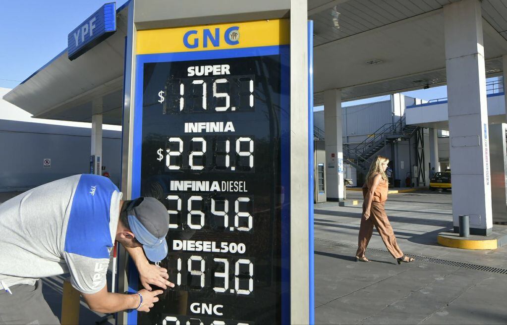 YPF aumentó los precios de los combustibles en Mendoza (Orlando Pelichotti / Los Andes)