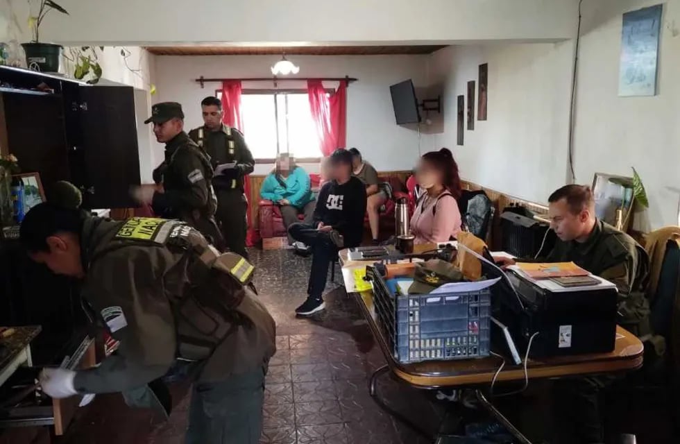 Los detenidos durante el procedimiento realizado por orden del fiscal Giaroli. / Gentileza Gendarmería Nacional.