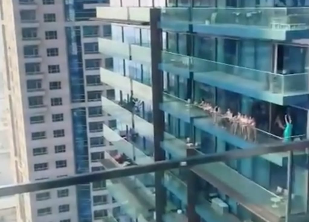 Varias personas fueron detenidas luego de que se viralizaran imágenes de mujeres desnudas en un balcón.