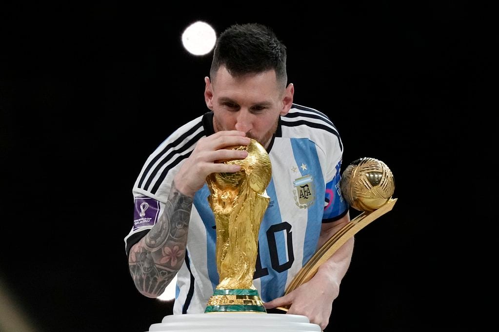 Lionel Messi besa la Copa del Mundo conquistada con Argentina tras la final del 18 de diciembre de 2022 ante Francia en Lusail, Qatar (AP Foto/Martin Meissner, archivo)