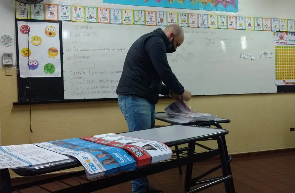Preparando cuarto oscuro en escuela Leandro Alem de Guaymallén./ José Gutiérrez- Los Andes