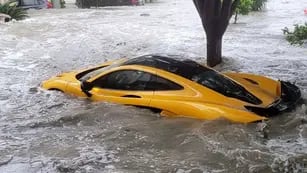 Video: se compró un Mclaren de 1,5 millones de dólares y a la semana se le inundó tras el paso del huracán Ian