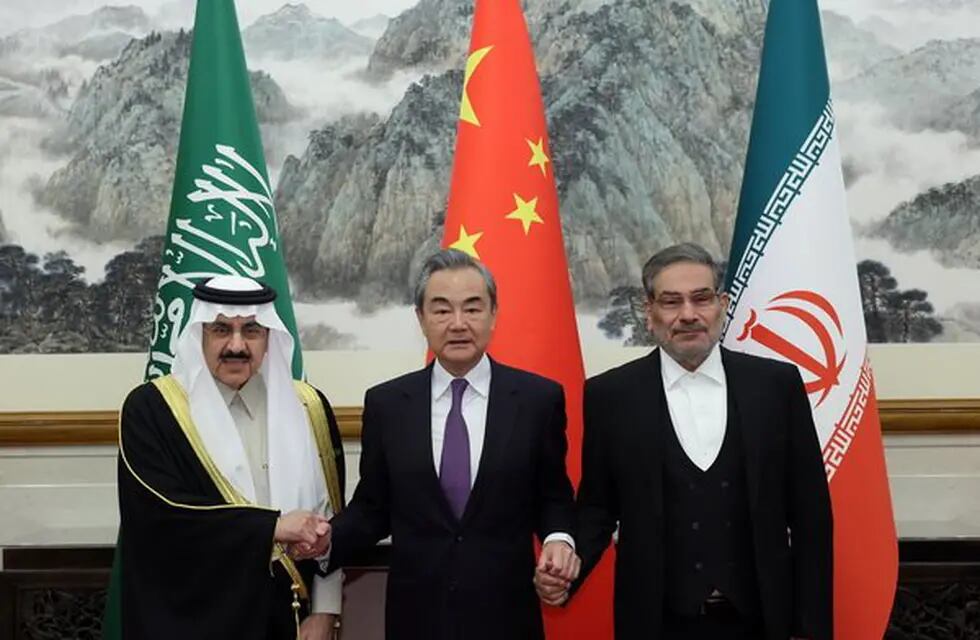 De izquierda a derecha: Musaad al-Aiban, ministro de Estado saudí; Wang Yi, máximo responsable de la política exterior china; y Ali Shamkhani, secretario del Consejo de Seguridad Nacional de Irán.