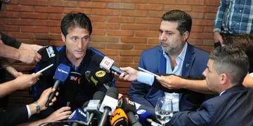 Daniel Angelici dio una conferencia de prensa junto a Guillermo Barros Schelotto donde explicó que "no estaban dadas las condiciones".