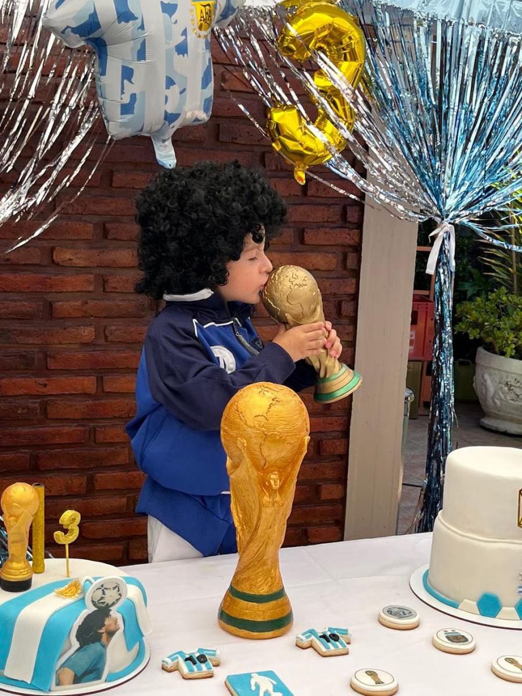 Simón besando la Copa del Mundo.