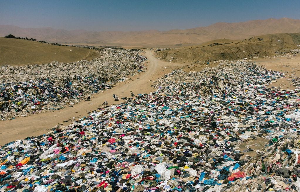 El basurero de ropa usada en el desierto de Atacama en Chile.