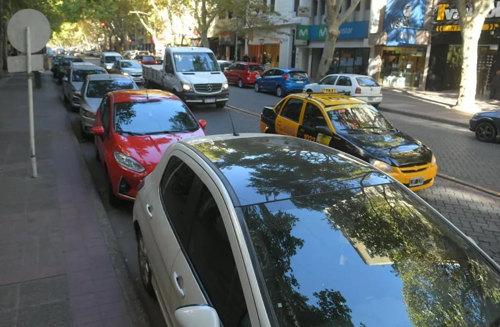 Proponen nuevas medidas para evitar la congestión por autos estacionados en el centro de la ciudad. Foto: Orlando Pelichotti / Los Andes.