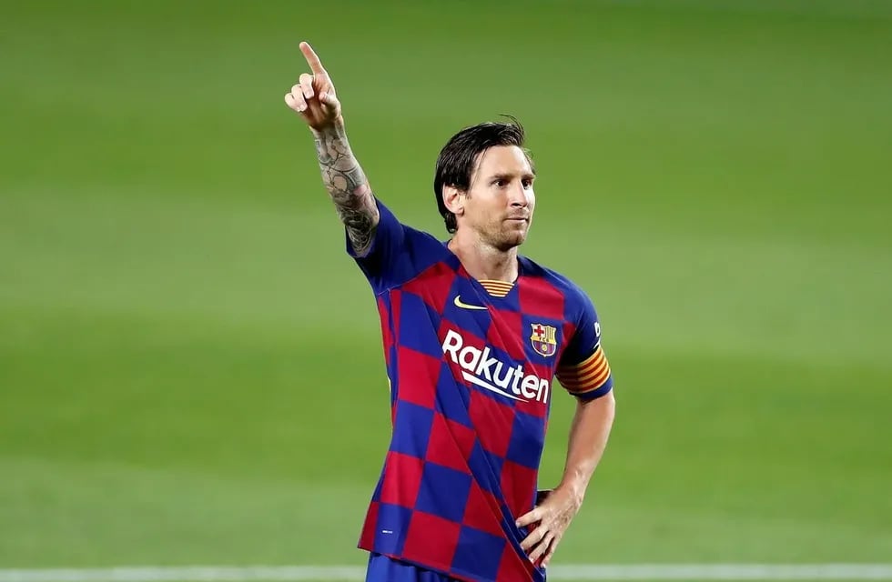 Tras convertir el tanto de penal, Leo Messi, se paró enfrente de la tribuna y levantó uno de sus brazos.