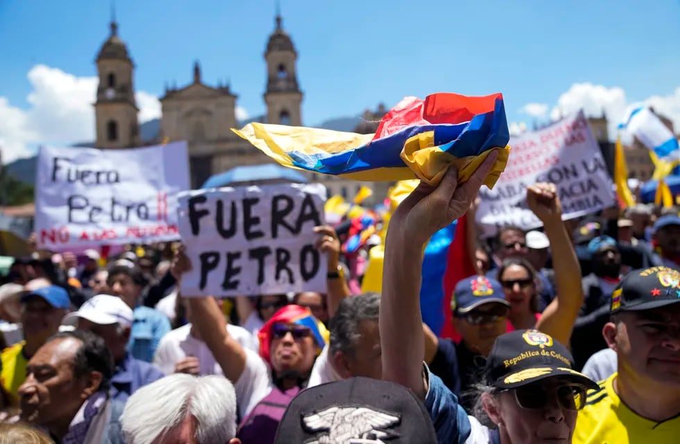 Manifestantes de oposición se concentran en la plaza de Bolívar contra las reformas impulsadas por el gobierno del presidente, Gustavo Petro, en Bogotá, Colombia, el miércoles 6 de marzo de 2024. (AP Foto/Fernando Vergara)