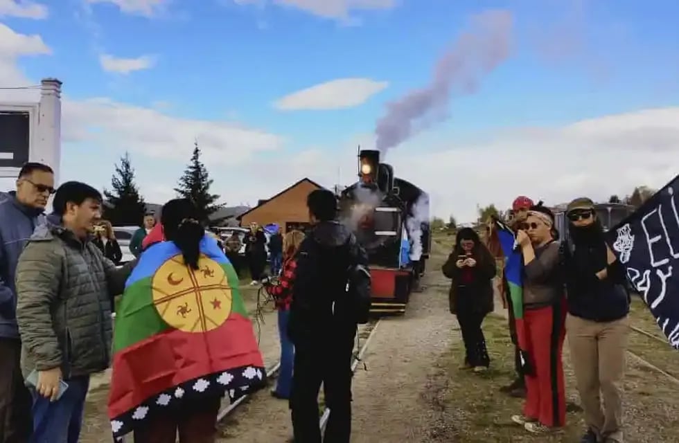 Mapuches bloquearon La trochita en rechazo de los desalojos en Villa Mascardi.
