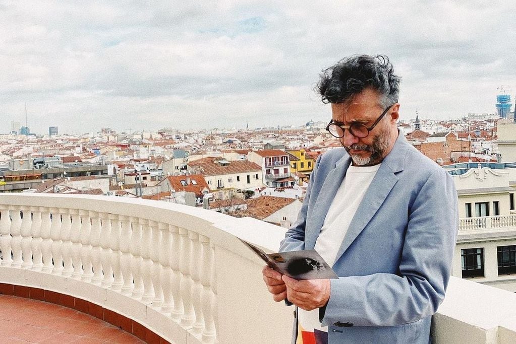 El rosarino en Madrid, días atrás, junto a una copia de su último álbum, "Futurología Arlt". (Instagram).