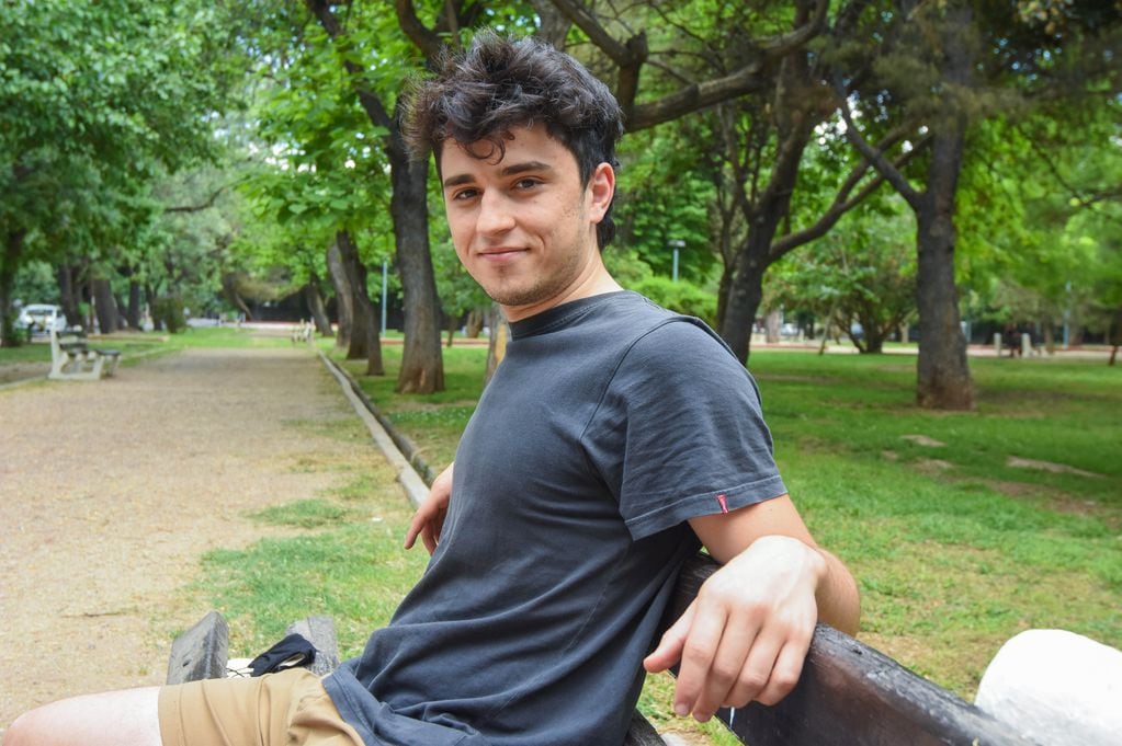 Tomás consiguió un puesto de programador que le permite seguir estudiando.
Foto: Mariana Villa / Los Andes