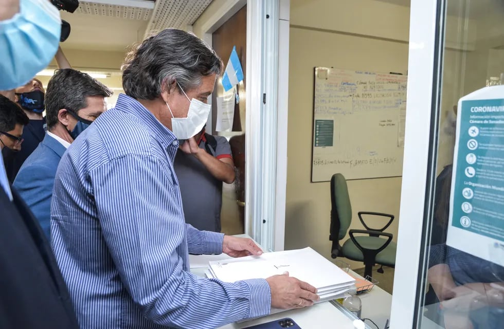 El ministro de Gobierno, Víctor Ibáñez, entregó nuevamente el listado de vacunados por coronavirus. Prensa Gobierno.