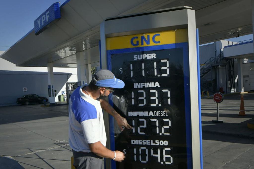 YPF aumentó por segunda vez en 2022 los precios de los combustibles (Orlando Pelichotti / Los Andes)