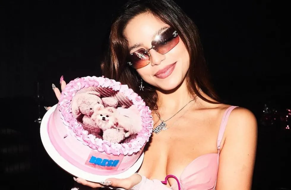 El festejo de cumpleaños de Emilia Mernes con una joyita para sus fans.