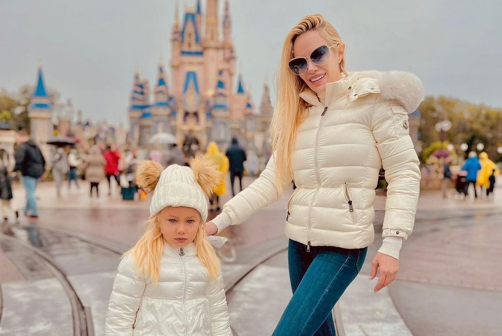 Salazar y su hija Matilda en un reciente viaje a Disney. (Instagram).