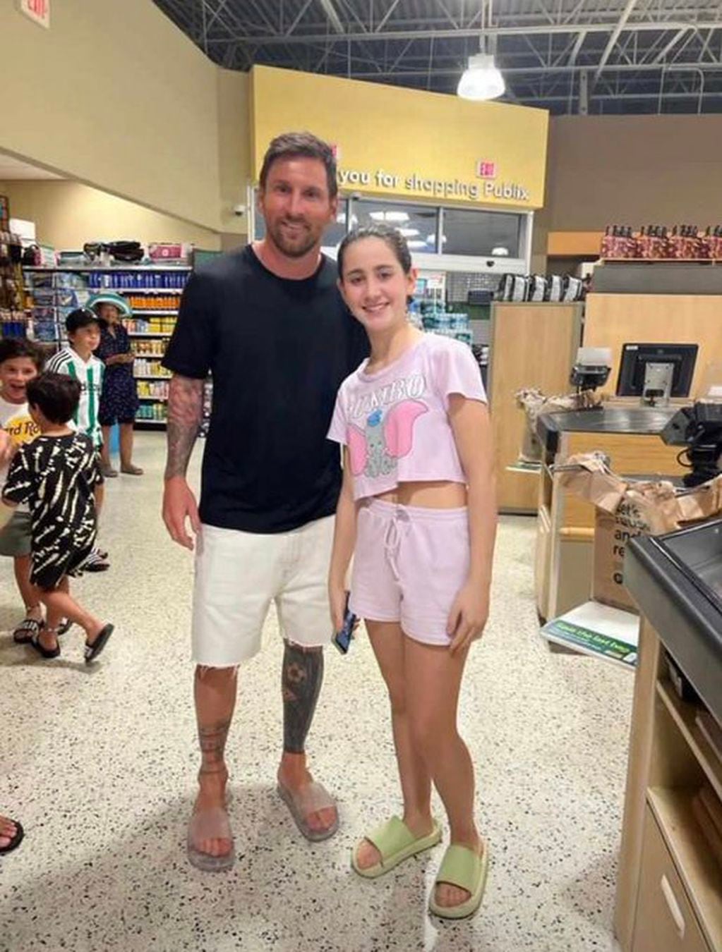 El astro del fútbol fue con su familia a comprar a un supermercado.