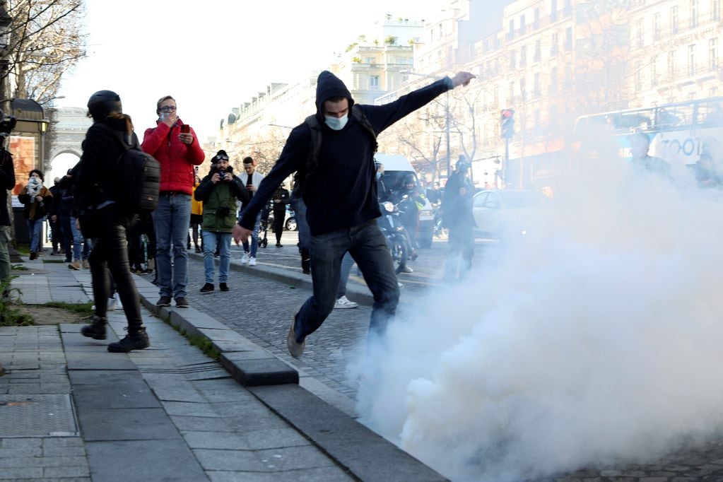 Manifestantes contra el pase sanitario chocaron con la policía de la capital francesa este sábado. AP