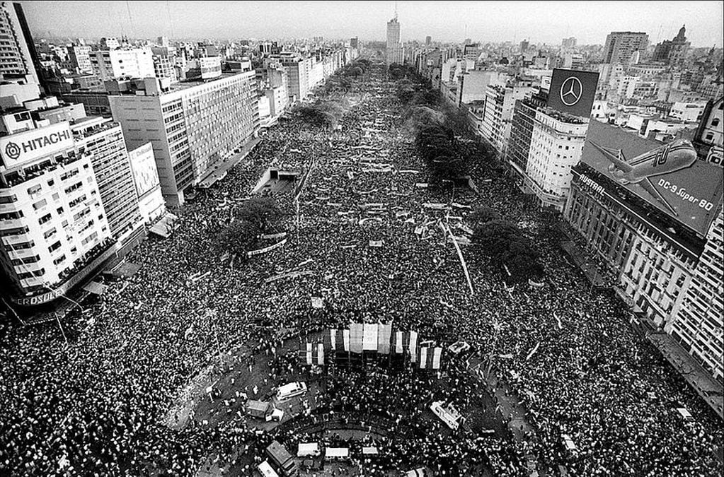 Cierre de campaña de Raúl Alfonsín en 1983 (Foto: Wikipedia)