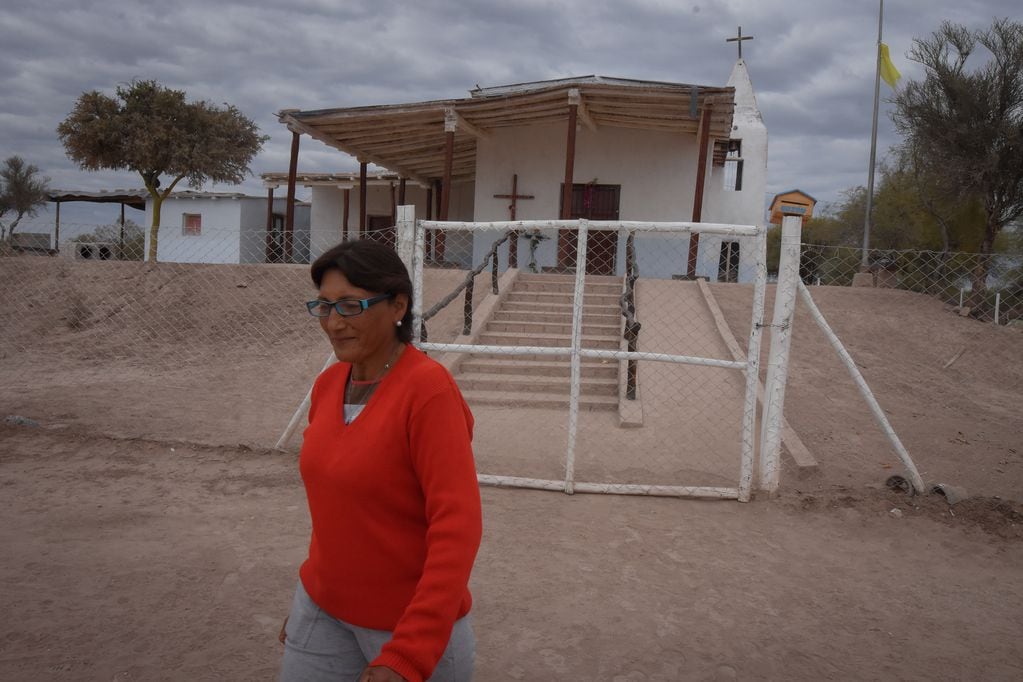 Deolinda Fernández visita la capilla del Pueblo San José, a unos 80 kilómetros al Norte de la villa cabecera de Lavalle, y que tiene como escenario central una centenaria capilla de adobes.