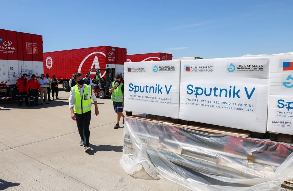 Operativo. Las cajas con las primeras 300 mil dosis de la Sputnik V en el aeropuerto de Ezeiza. El primer paso de la distribución.