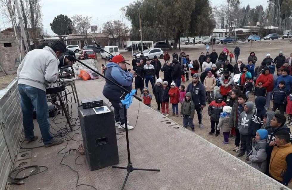Policías solidarios realizaron un recital en Puente de Hierro