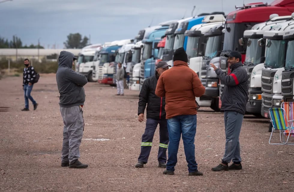 El Gobierno mendocino busca que se agilice el paso de los camioneros hacia Chile. Foto: Ignacio Blanco / Los Andes