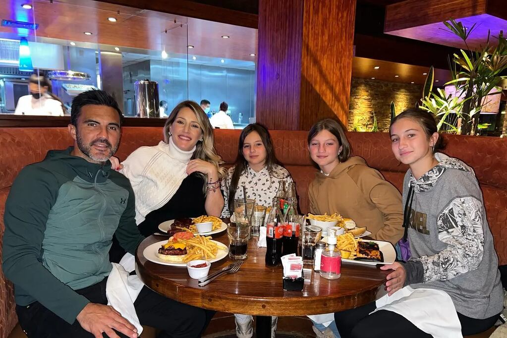 Mica Viciconte junto a Fabian Cubero y sus hijas.