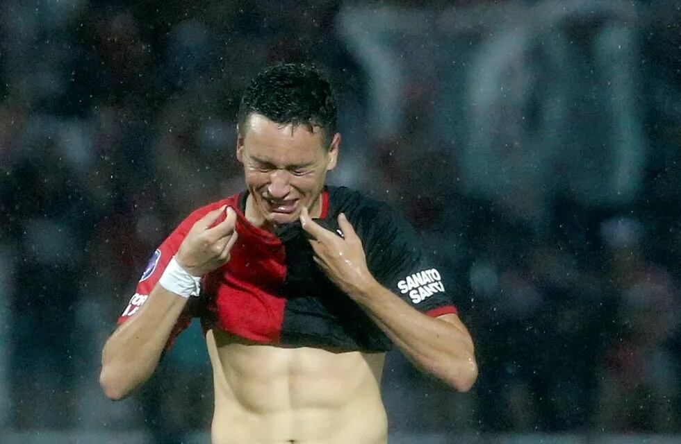 Con lágrimas en los ojos, Zuqui refleja la tristeza de perder la Sudamericana con Colón. El volante, un sueño para Godoy Cruz.