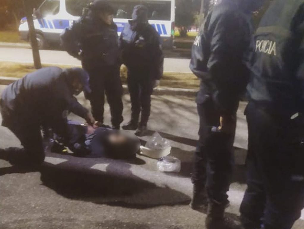 La Policía intenta reanimar al hincha de la Lepra Pablo Morcos, quien falleció en San Luis, después del partido de Independiente Rivadavia. Foto: gentileza