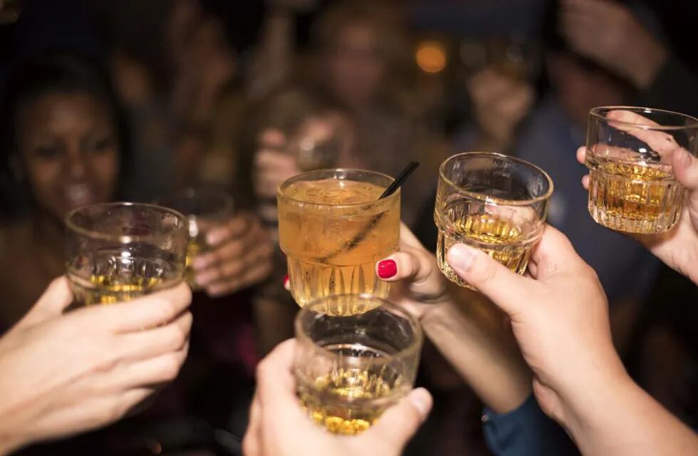 En un entorno de laboratorio, el alcohol hizo que los extraños se acercaran significativamente entre sí durante el intercambio social.