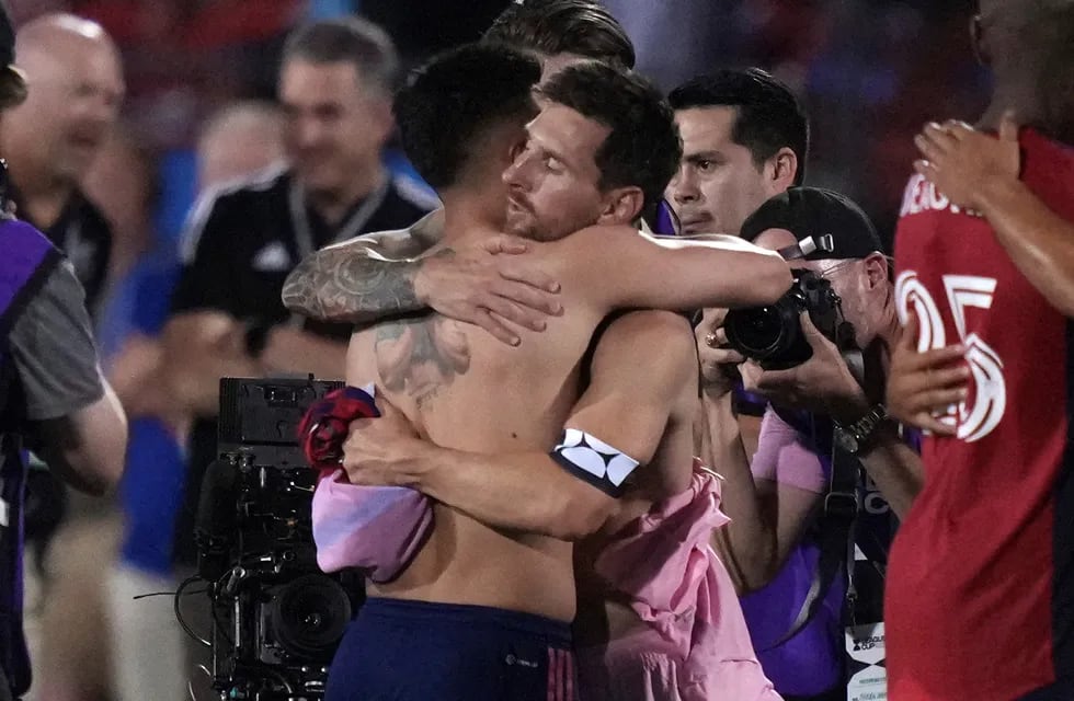 Alan Velasco y el abrazo del final del partido con Lionel Messi, y con la camiseta de la Pulga después de la victoria de Inter Miami sobre FC Dallas.