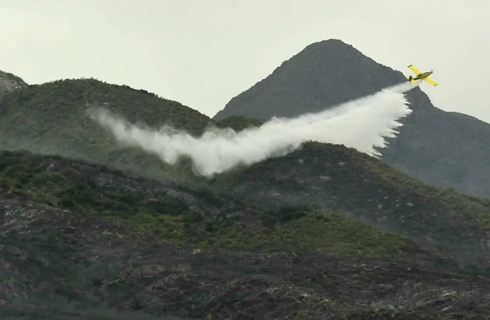 Fotos y video: así controlan los incendios en el piedemonte con 4 helicópteros, 2 aviones y más de 200 personas. Foto: Orlando Pelichotti / Los Andes