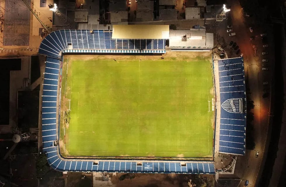 IMPECABLE. La flamante iluminación del estadio Feliciano Gambarte fue la última gran obra de la actual dirigencia del club. / Gentileza.