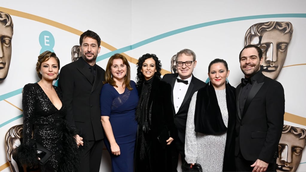 Dolores Fonzi, Santiago Mitre, Victoria Alonso, Axel Kuschevatzky y Peter Lanzani en la ceremonia de los Premios Bafta. Foto: Getty Images.