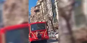 Un hombre viajó colgado de un colectivo en pleno centro porteño