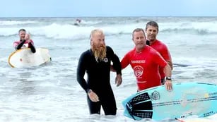 Blake Johnston batió este viernes el récord del mundo de la sesión de surf más larga encadenando olas durante 40 horas. EFE