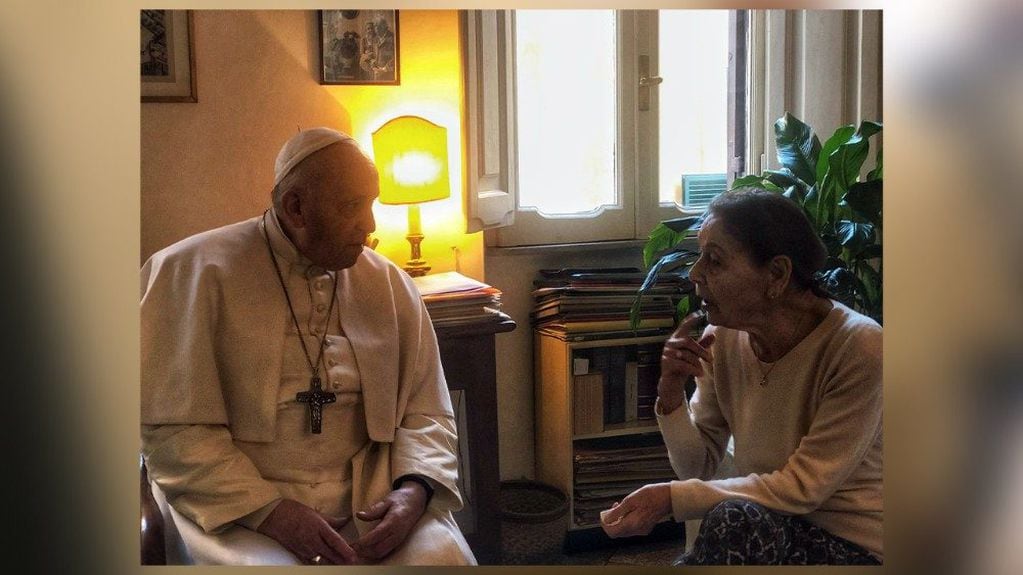 Francisco se reunió con la escritora hebrea Edith Bruck en la vivienda de la mujer en Roma. Gentileza Vatican News