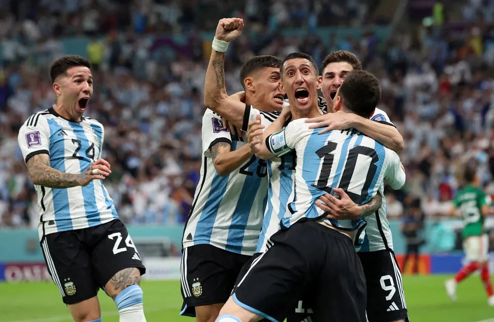 Lionel Messi de Argentina celebra su primer gol con Julian Alvarez, Angel Di Maria, Nahuel Molina y Enzo Fernandez.