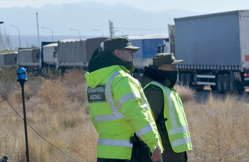 Personal de Gendarmería Nacional custodia la zona. Foto: Orlando Pelichotti / Los Andes