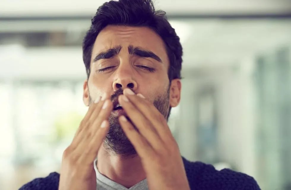 Un hombre se desgarró la garganta por aguantar un estornudo.
