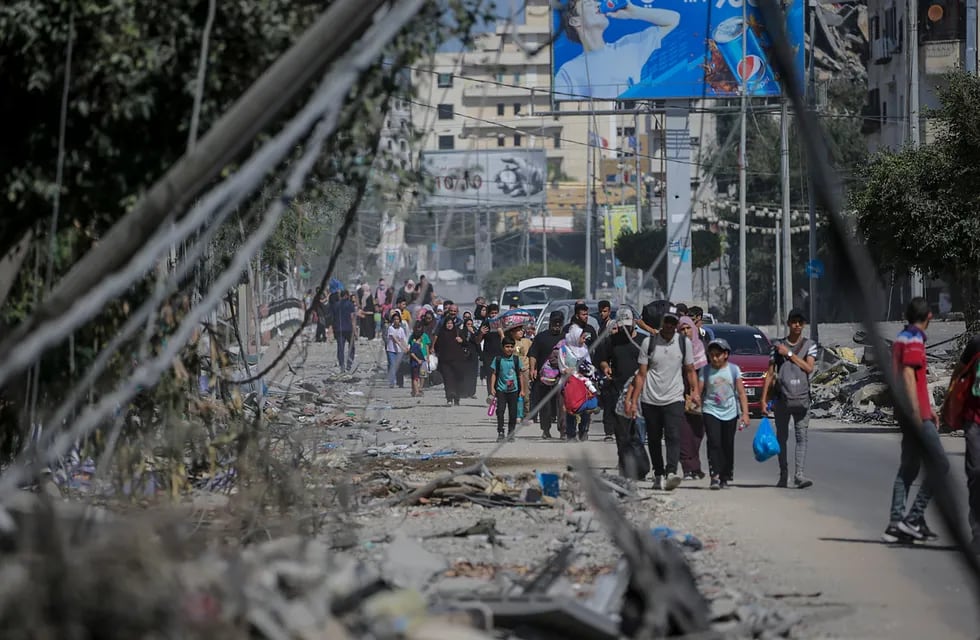 Los residentes evacuan la ciudad de Gaza tras una advertencia israelí de un aumento de las operaciones militares en la Franja de Gaza. Foto: EFE/EPA/MOHAMMED SABER