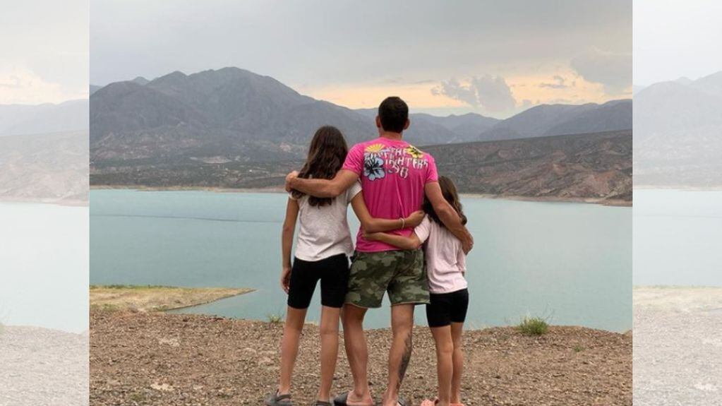 Maxi Rodríguez contemplando el increíble paisaje con sus dos hijas.