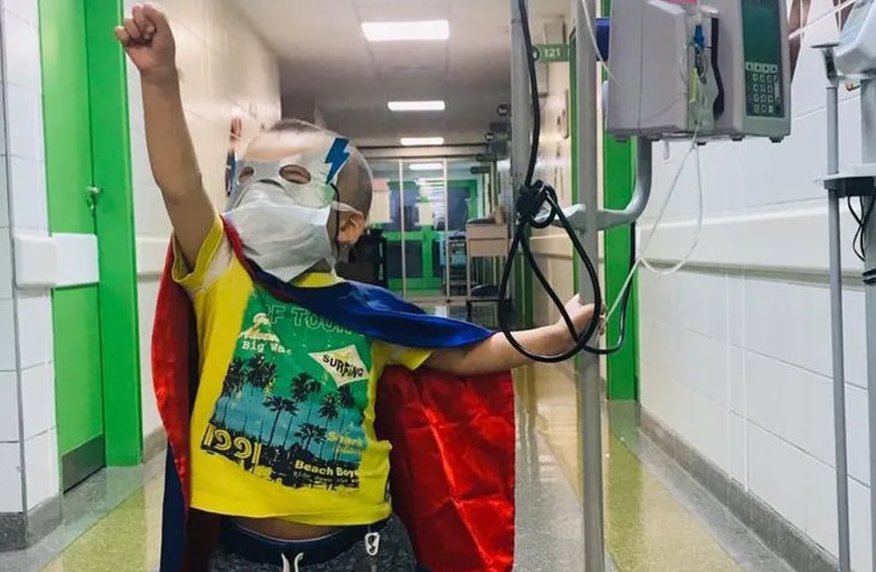 A Thiago Abad Bonade le diagnosticaron leucemia linfoblástica aguda. Su mamá es una de las referentes mendocinas de la lucha por la ley de oncopediatría. Foto de una nota con la familia publicada por Los Andes en 2020.