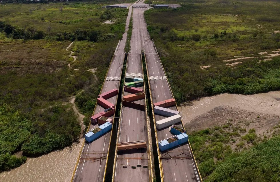 Contenedores bloquean el puente de Tienditas, en la frontera entre Colombia y Venezuela, el pasado 5 de agosto. (AP Photo/Matias Delacroix, File)