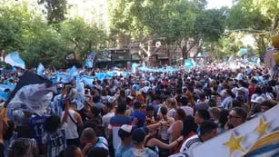 Una multitud celebró en el centro el pase de Argentina a la final